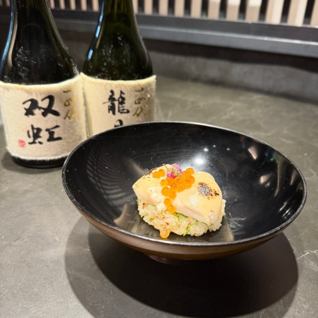 大宮「鮨 裏無垢」、2月限定でフグ白子×いくらの特別小丼付きおまかせ 黒龍4種飲み比べも