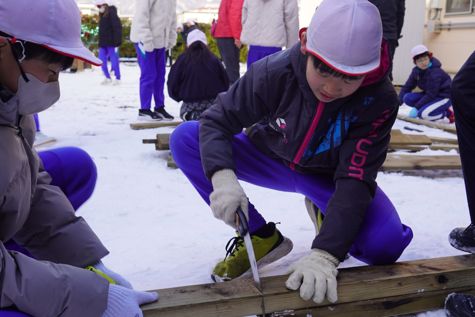 長野・芹田小で6年生37人が校内広場に木製プラットフォーム設置、フォレストアドベンチャーが2日間支援