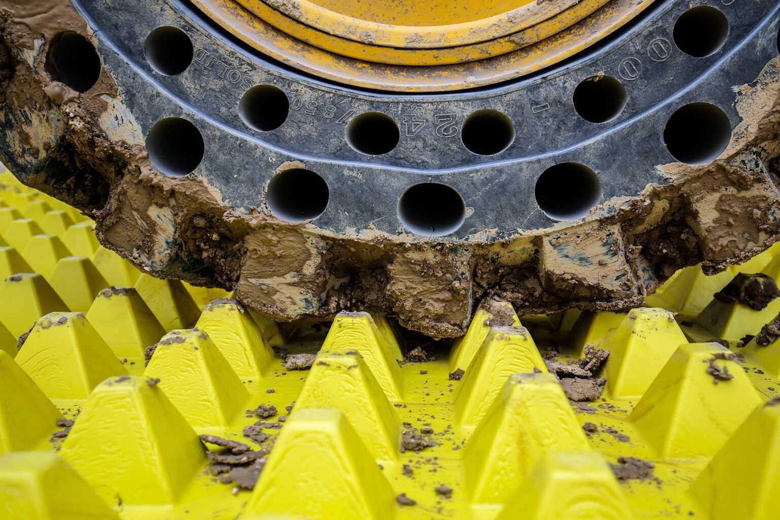 水も電気も使わない乾式タイヤ洗浄マット、廃棄物施設の公道汚損対策で国内展開