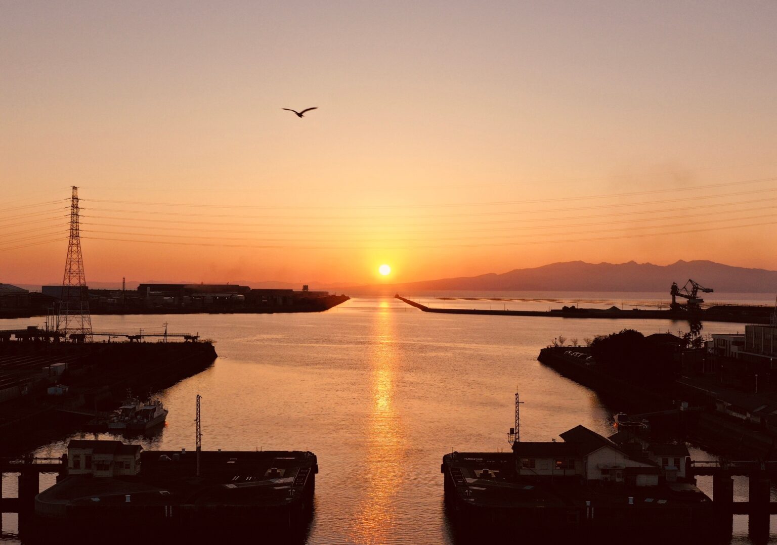 世界遺産・三池港で夕日が一直線「光の航路」 1番岸壁を1週間限定開放