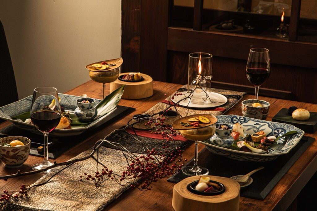 親湯温泉、岩崎葉子監修の器で味わう「テーブルコーディネートプラン」販売開始