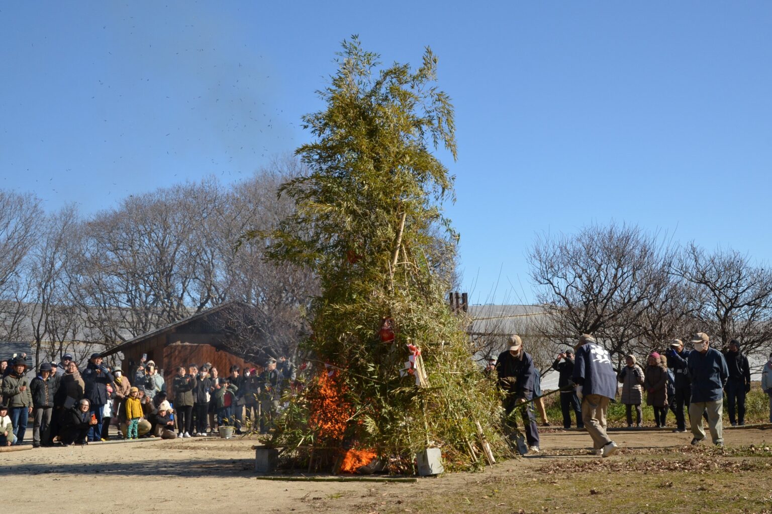 ひたち海浜公園で「どんど焼き」1月11日開催 受付9時半から、昔ながらの火起こしも