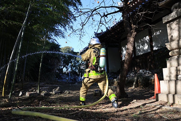 文化財防火デー前に慶瑞寺で消防訓練 高槻市、消火と文化財搬出を確認