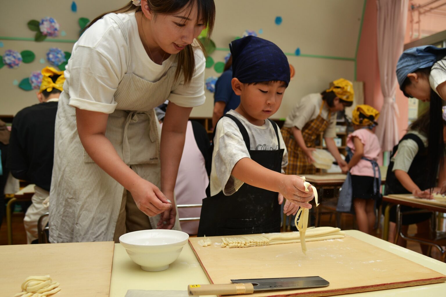 加須の幼稚園で親子手打ちうどん体験、園児19人が県産小麦で一から挑戦