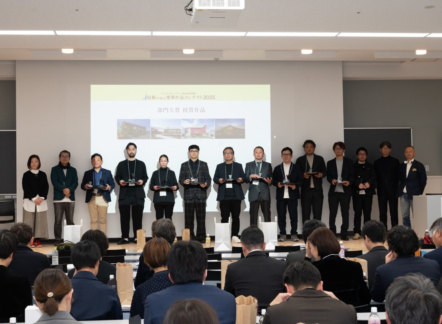 屋根のある建築作品コンテスト2025、40作品を選出し日芸で授賞式 学生がアイコンと記念品も制作