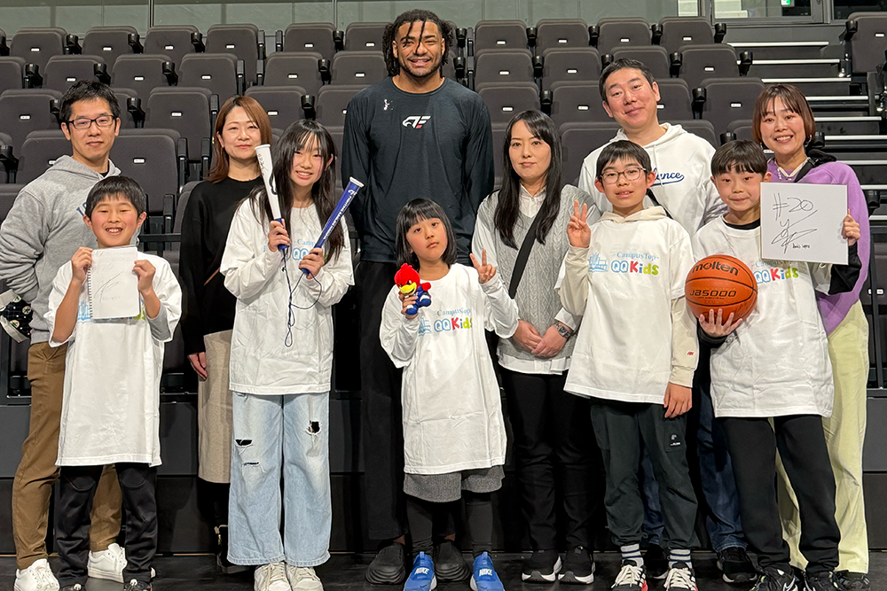 Bリーグ会場で小学生5人が選手に英語取材、QQ Englishが「こども記者体験」