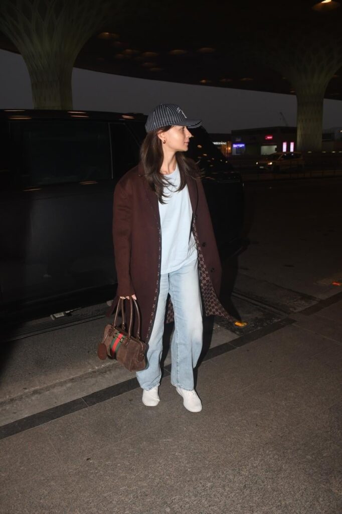 アーリヤー・バット、ムンバイ空港でグッチのシルクウールコートと「グッチ ボルセット」バッグを着用