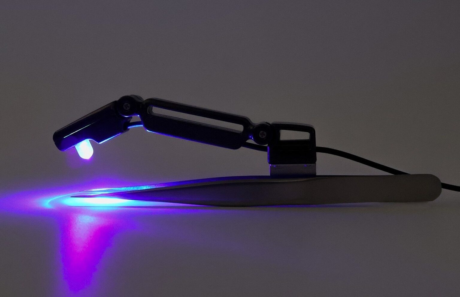 まつエク用LED硬化デバイス、405nm可視光で2秒以下硬化 タカショーデジテックが設計製造