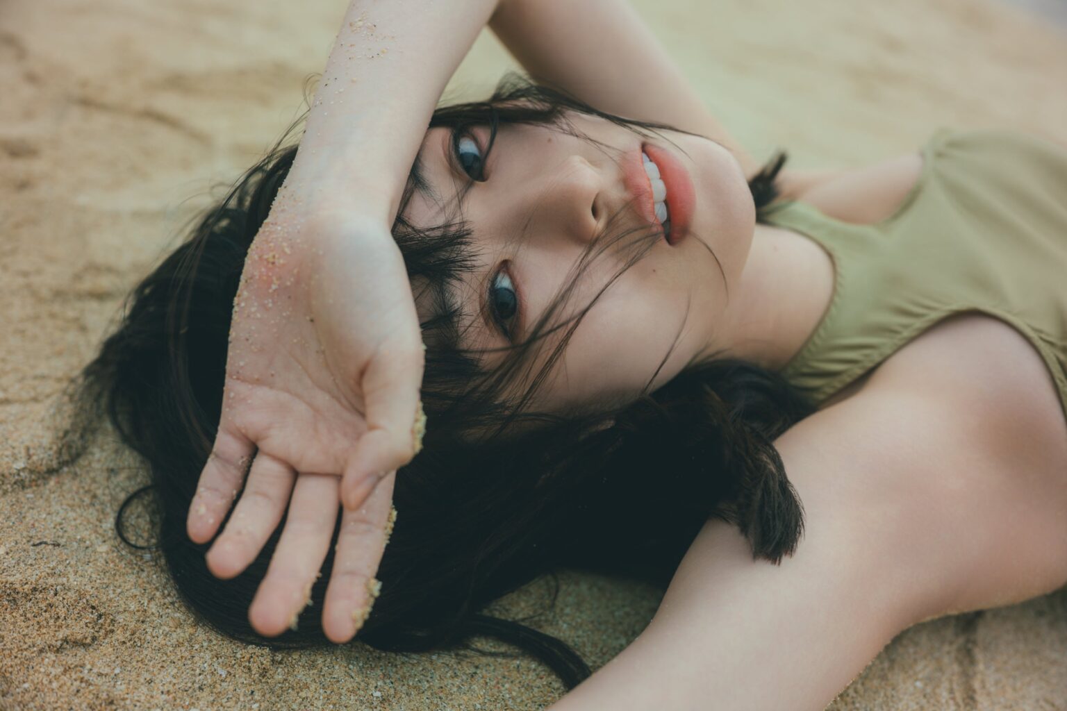 井本彩花の2nd写真集が3月19日発売へ 冬の沖縄で水着と初ランジェリー収録