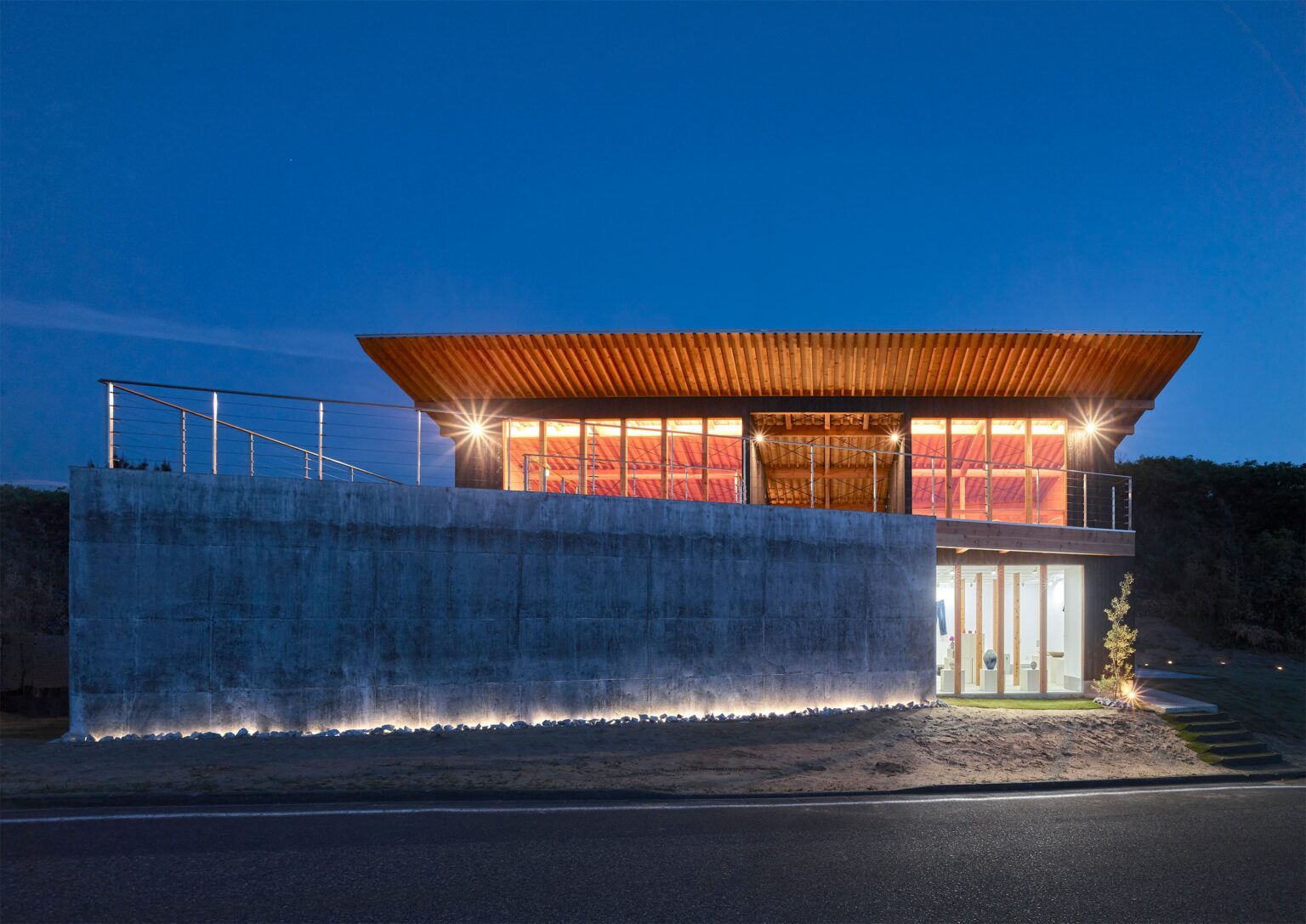 鳥取・岩美町の海辺複合施設「クガミテラス」がiF Design Award 2026受賞、Red Dotとダブルに