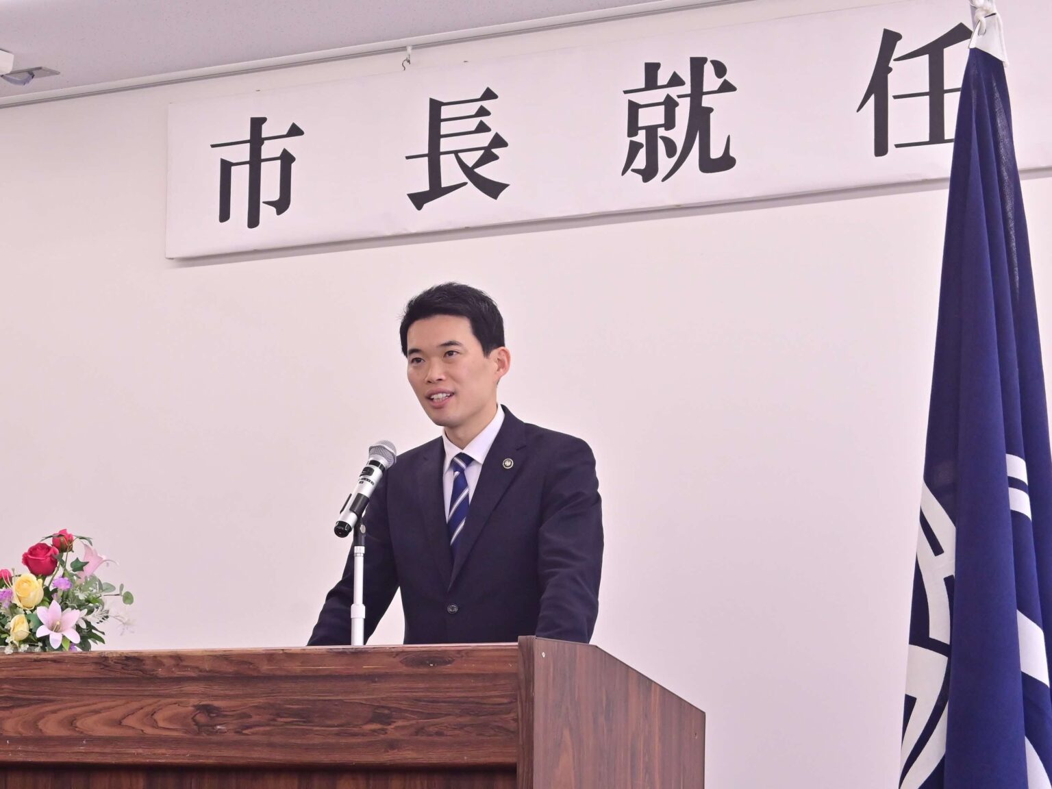 四街道市の鈴木陽介市長が再選後に初登庁 約100人が出迎え、就任式と会見も実施