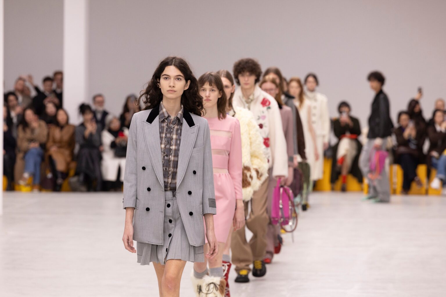 オニツカタイガー、ミラノで26年秋冬披露 MEXICO 66誕生60周年モデルも登場