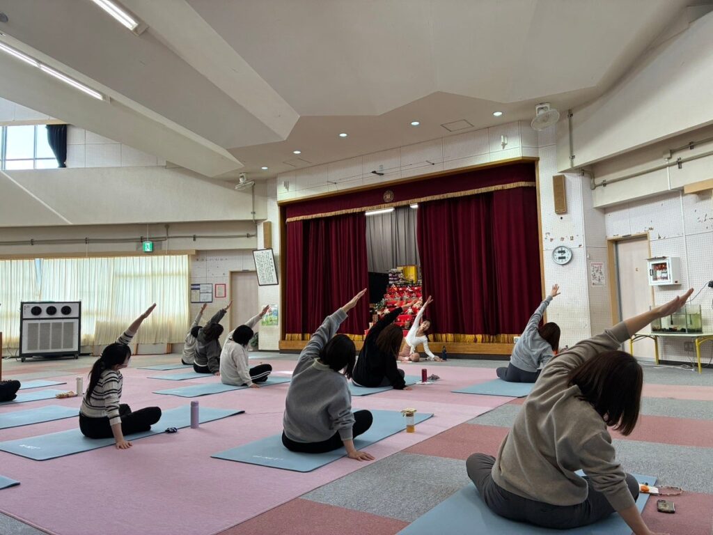 揖斐川町で託児付き無料ヨガ、子育て世代10人が深呼吸と骨盤ケアを体験