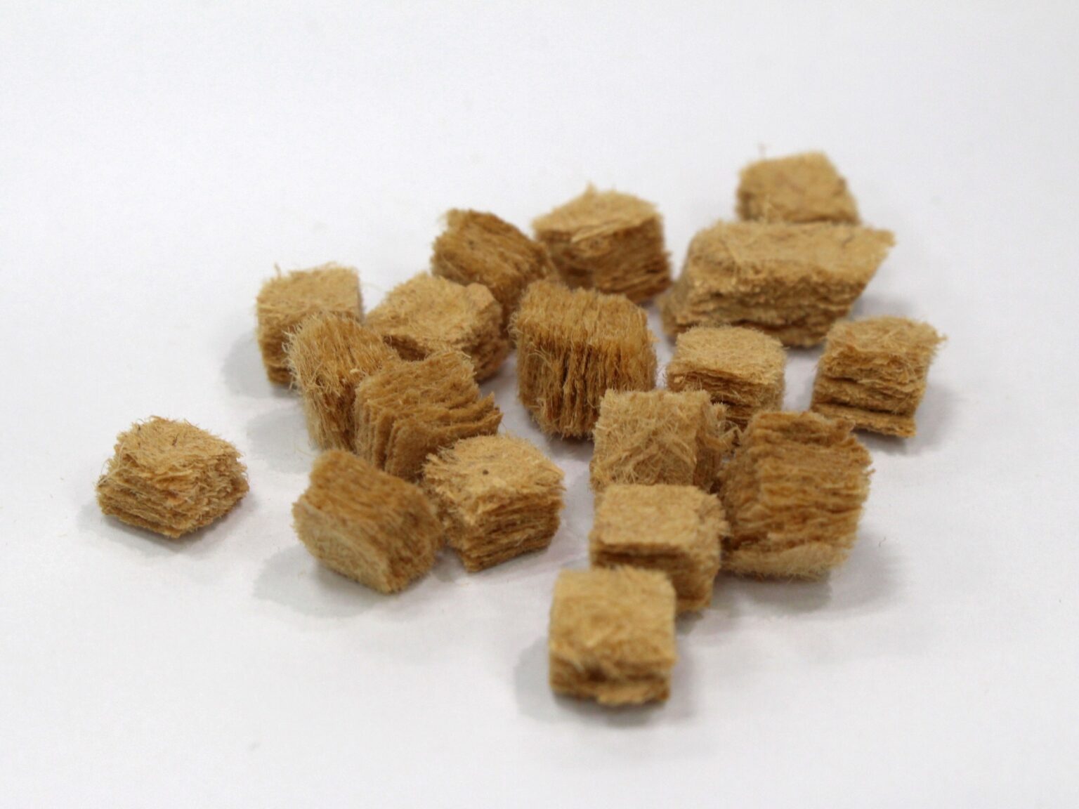 DAIKEN、天然木繊維由来「ウッドファイバーダイス」をNZで量産化 伊藤忠プラスチックス経由でサンプル出荷開始