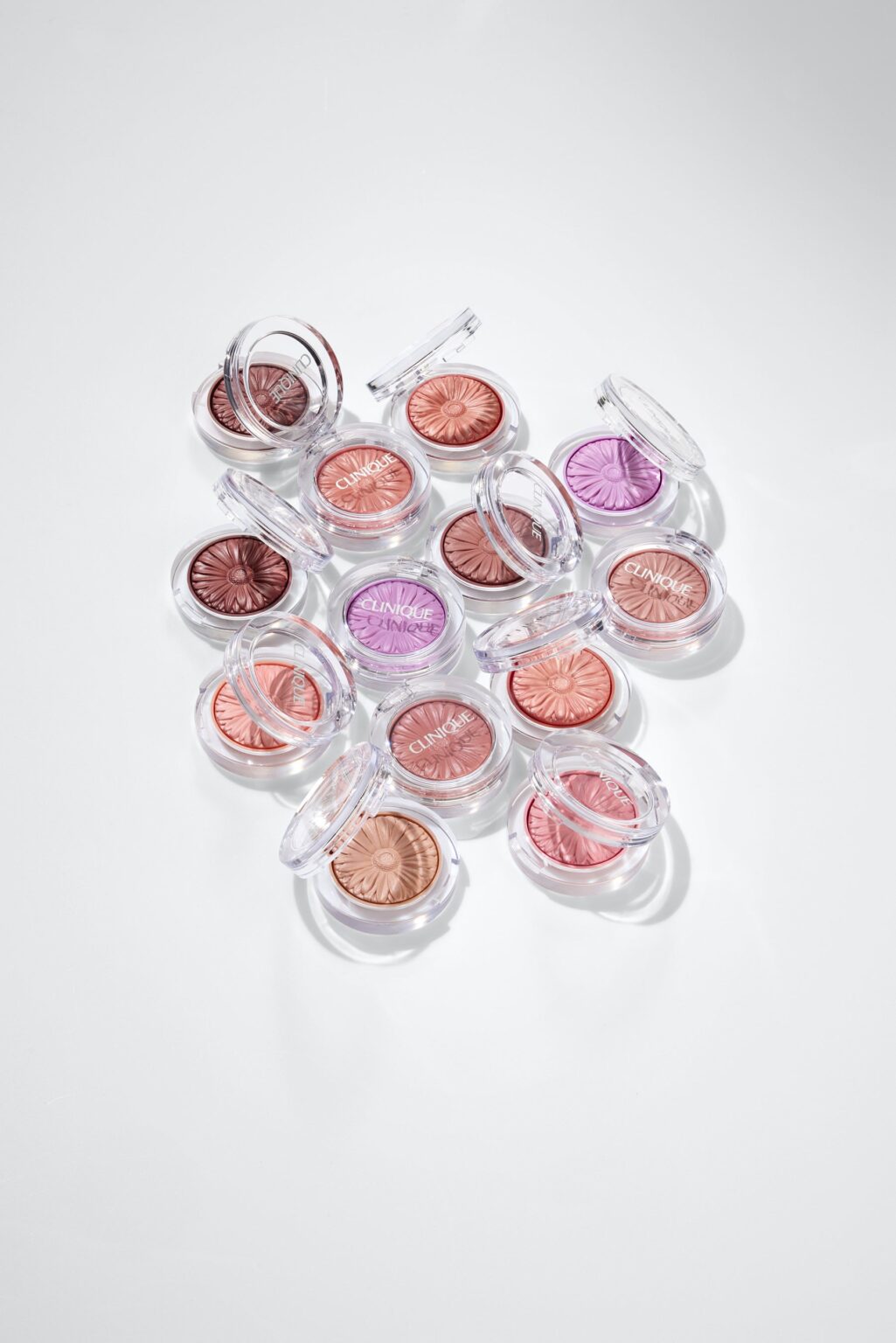 クリニーク、定番チークに「#17 ブラック ハニー ポップ」追加 同日リップライナーも新色3色