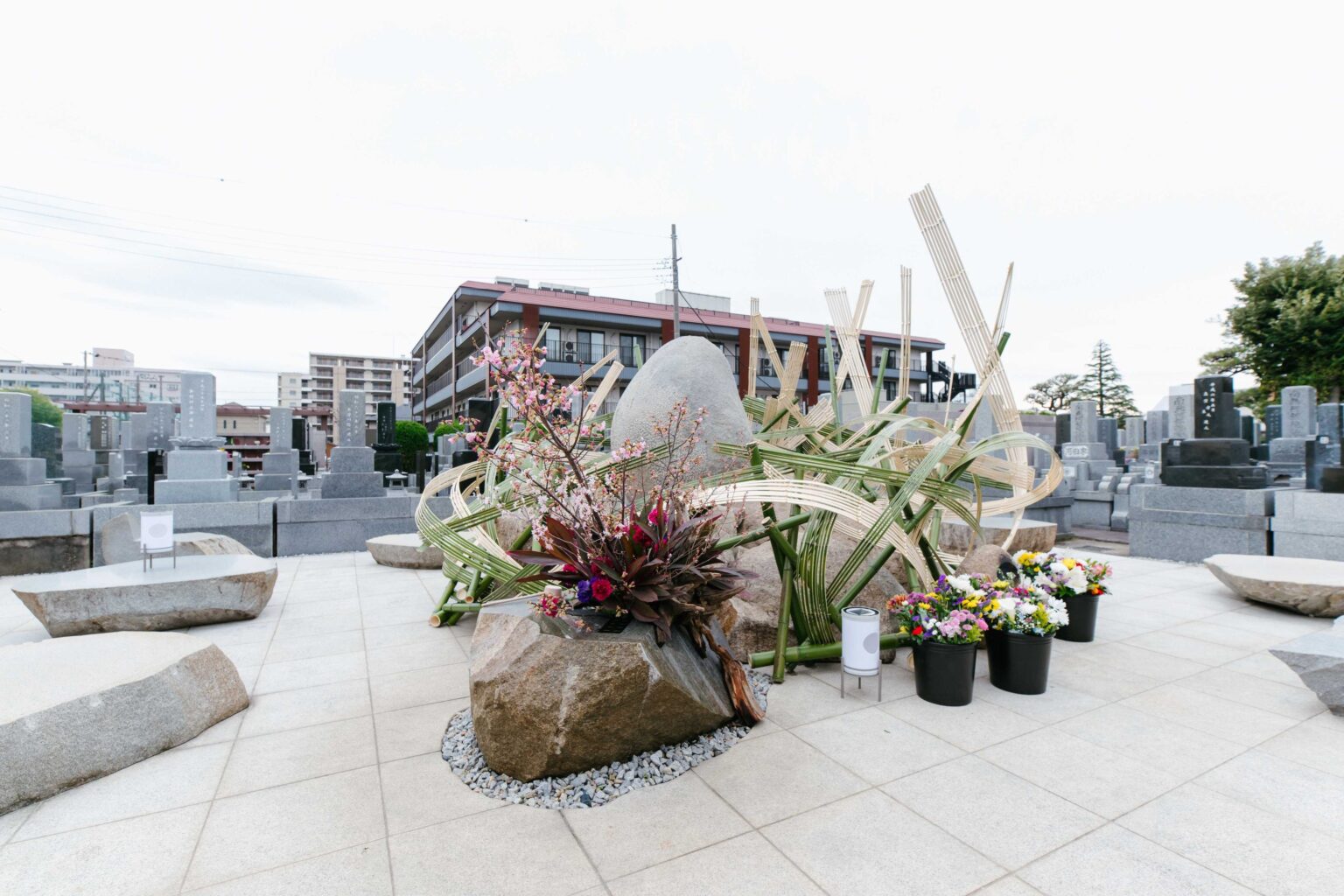 證大寺と昭和浄苑、2026年春に毎年法要と花まつり 江戸川本坊では草月流が「浄縁千年墓」へ献花