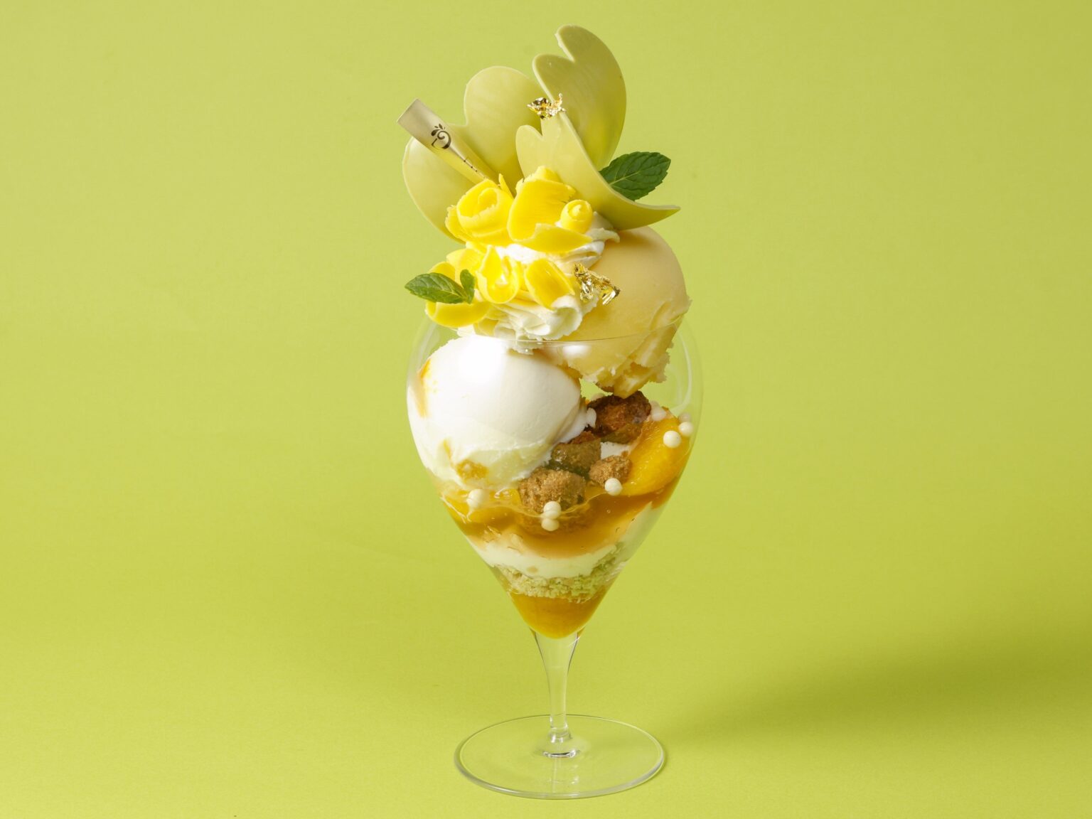 デリーモ目白店、春限定パフェ「ミモザ」を3月1日から販売 ペアリング付き3,480円