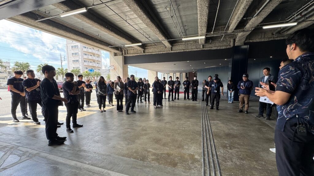 沖縄サントリーアリーナ、地震想定の防災訓練を実施 来場者避難誘導など確認