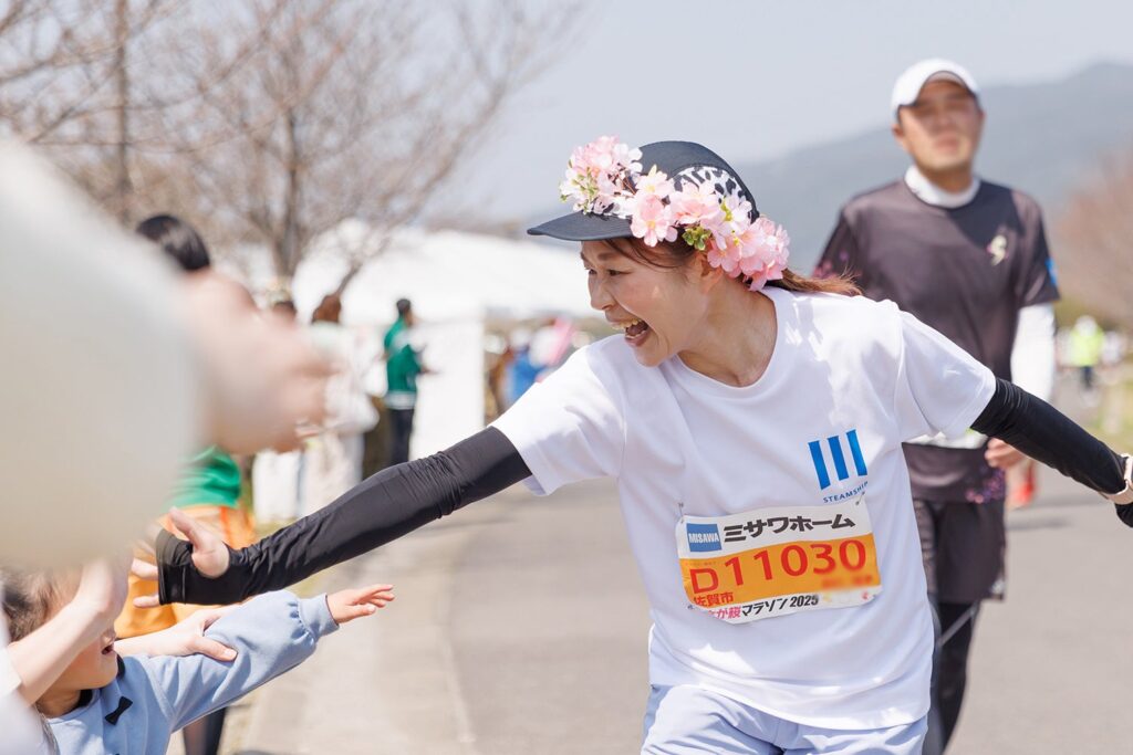 スチームシップ社員20人が「花飾り」でさが桜マラソン2026出場へ、42.195kmで地域に感謝届ける