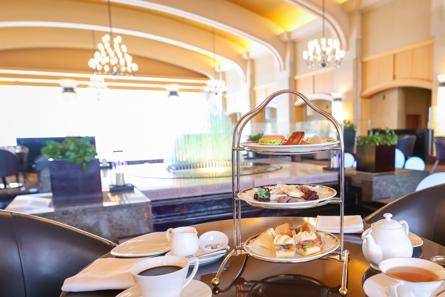 洞爺湖を望むロビーで三段スイーツ「スイーツインダルジェンス」提供開始 ウィンザーホテル洞爺
