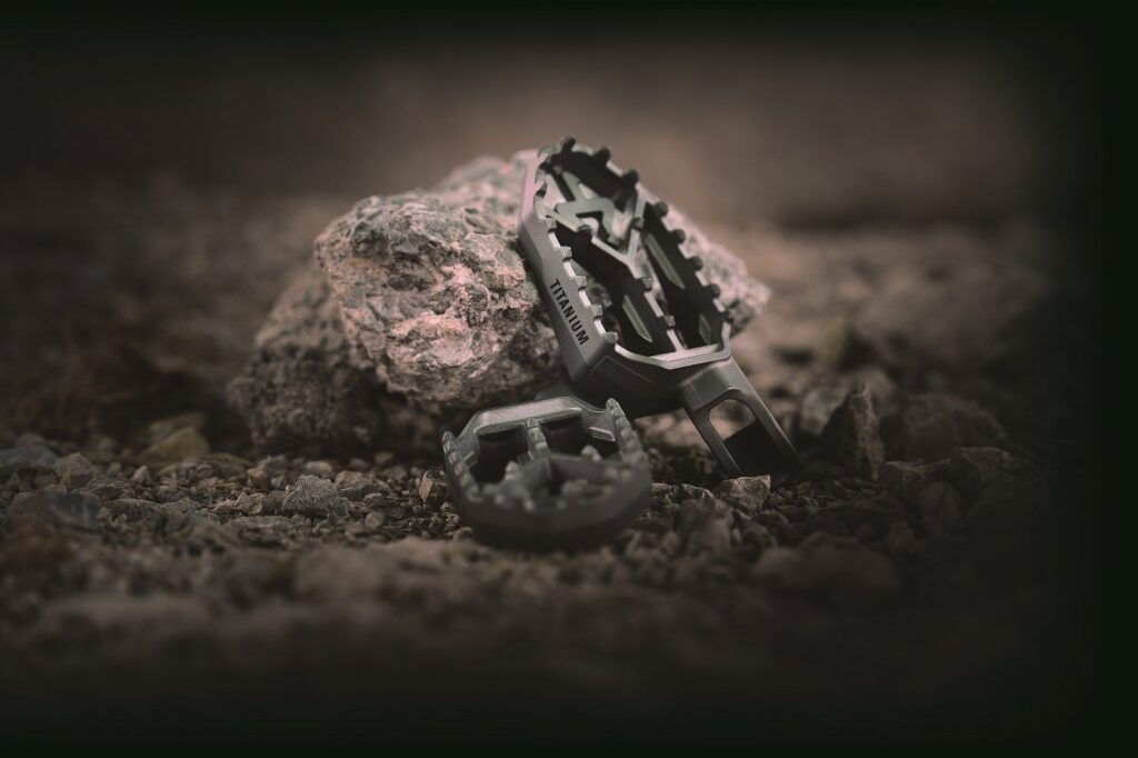 アクラポビッチがチタン製アドベンチャーフットペグ発売、対応車種ラインアップを公開