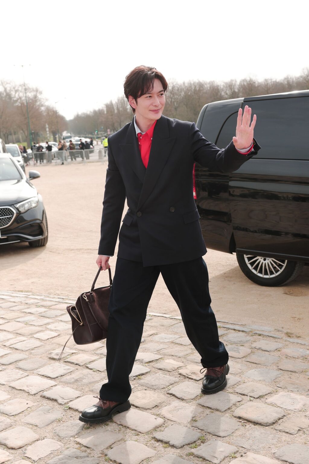 岡田将生がロエベ2026秋冬ショー初来場、アマソナ180ラージでコーデ