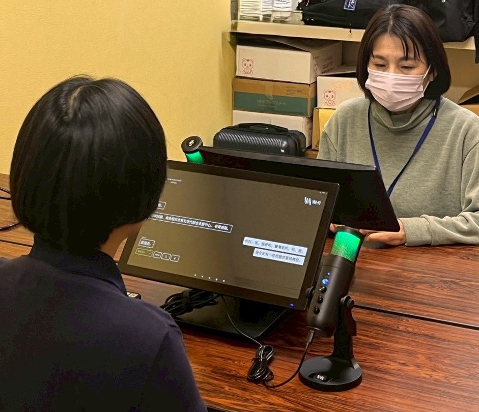 青梅市こども家庭センターに32言語対応の対面AI翻訳表示、妊娠・子育て相談を多言語化