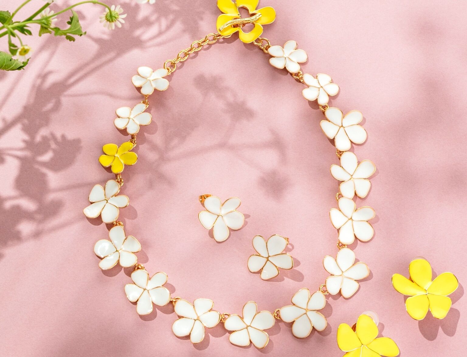 セシル・エ・ジャンヌ、エマイユ新色「ホワイト×イエロー」展開 A〜Zの片耳アルファベットピアスも発売へ