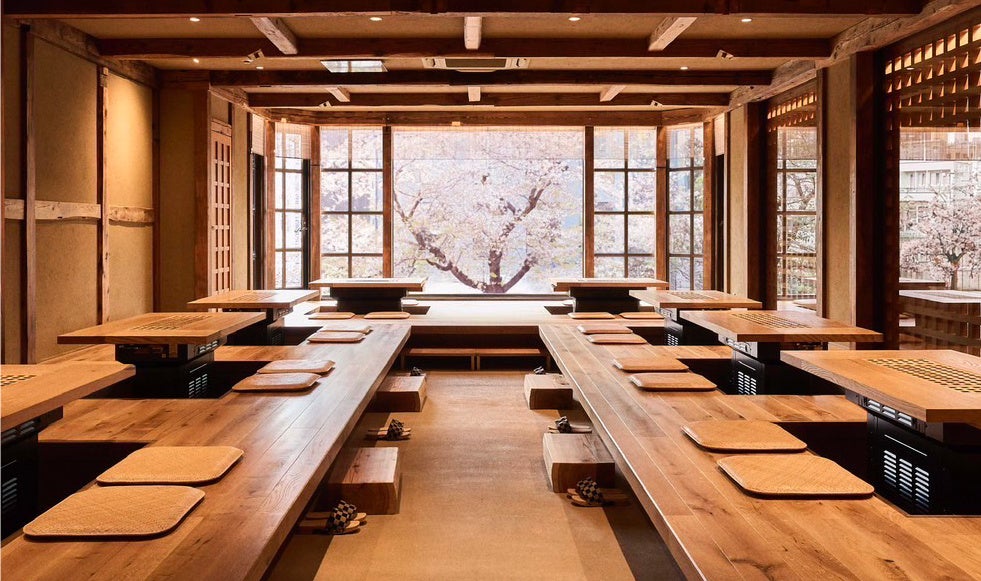 六本木「鳥焼と鳥鍋 囲」、桜を大窓の借景で楽しむ花見特別コースを期間限定提供