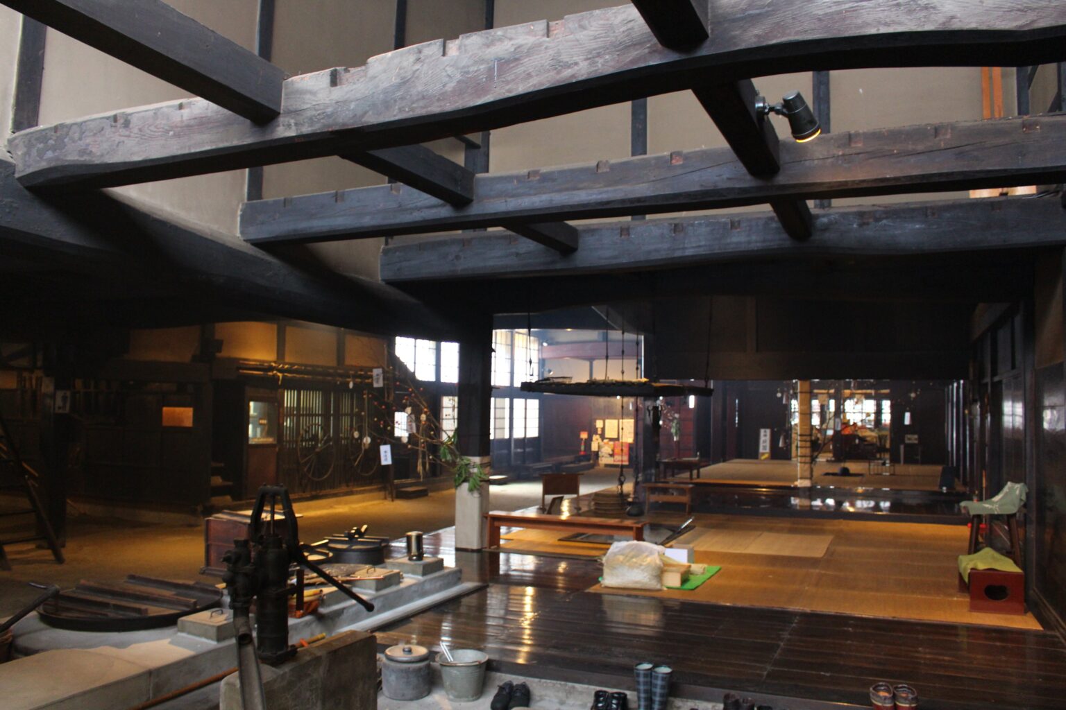 重要文化財・渡邉邸で冬の茶席体験、関川村で伝統文化イベントに12人参加