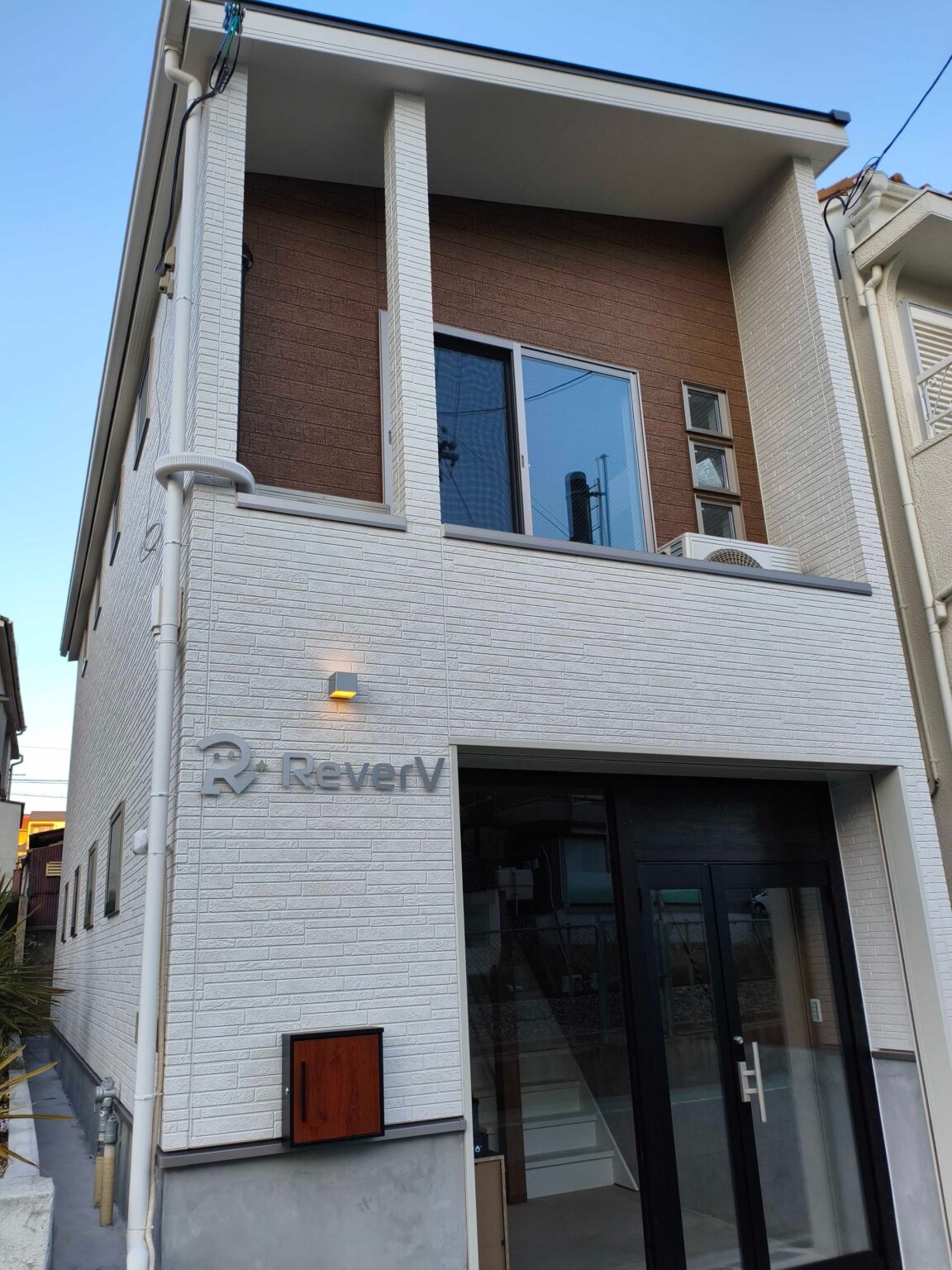 西宮で就労継続支援B型「ReverVワークス」開所、動画編集学習と質問体制を整備