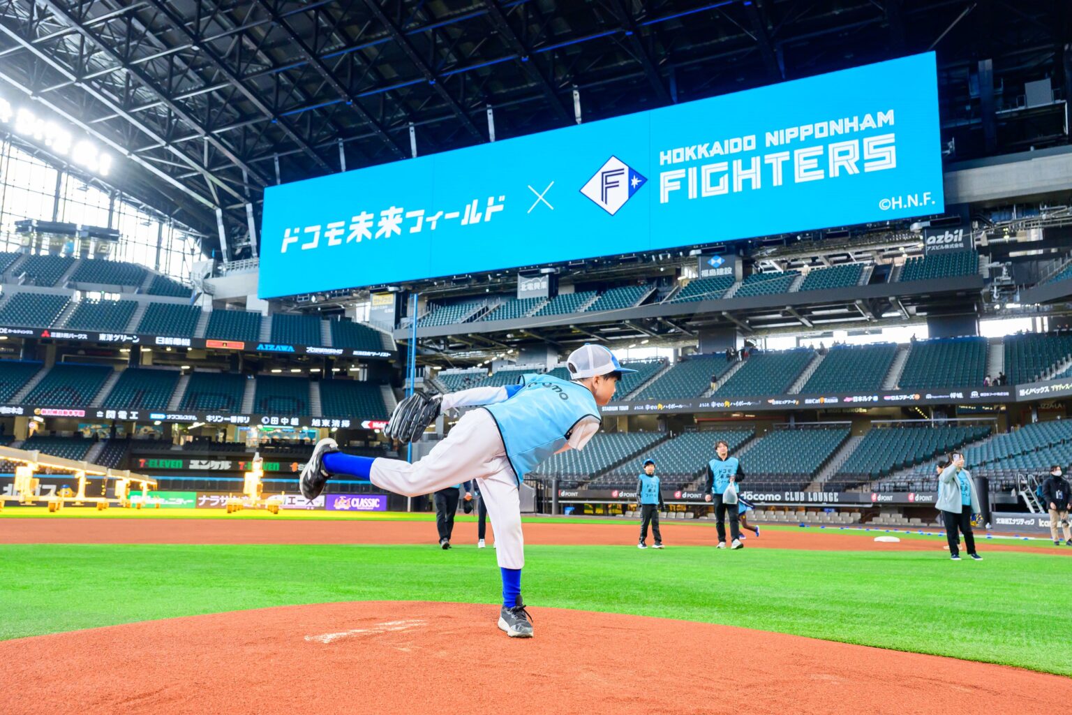 ドコモ、エスコンフィールドで子ども向け特別体験 39組78人がスタジアムツアーと野球教室に参加