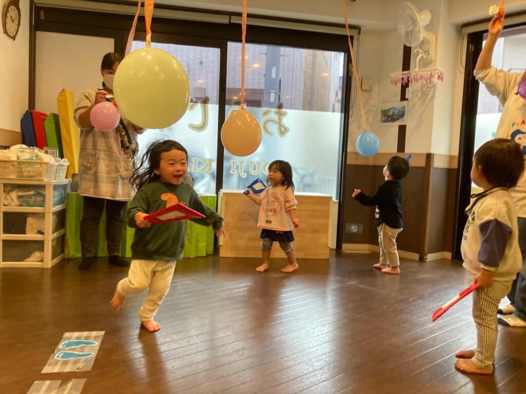 絆友会の保育園で新年行事 獅子舞体験と袋諏訪神社への初詣を実施