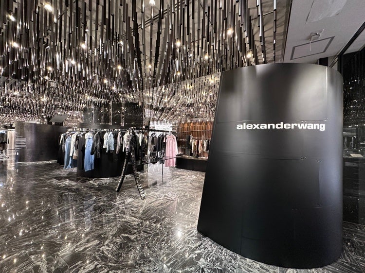 アレキサンダーワン、伊勢丹新宿で20周年記念ポップアップ 2026年春夏ランウェイルックを先行販売