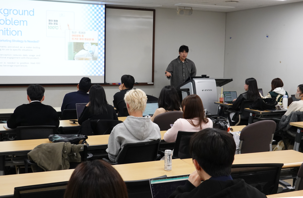 日韓16人の学生がAIで商品企画、Bluefeel向け「携帯型発熱式タンブラー」提案