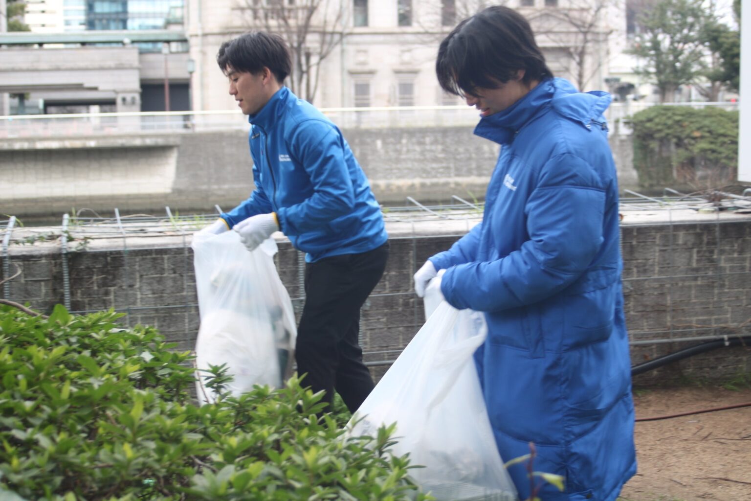 ブルーアドバンス、設立日「ブルーDAY」に本社周辺で地域清掃 社員が複数チームで実施