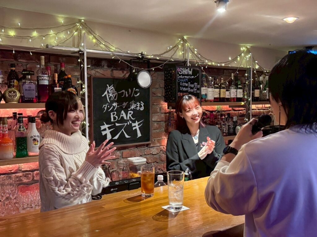 渋谷「BAR キズキ」、カラオケ×対話の“スナック”試験導入で来店3〜4倍 営業日も月2日から8日に拡大
