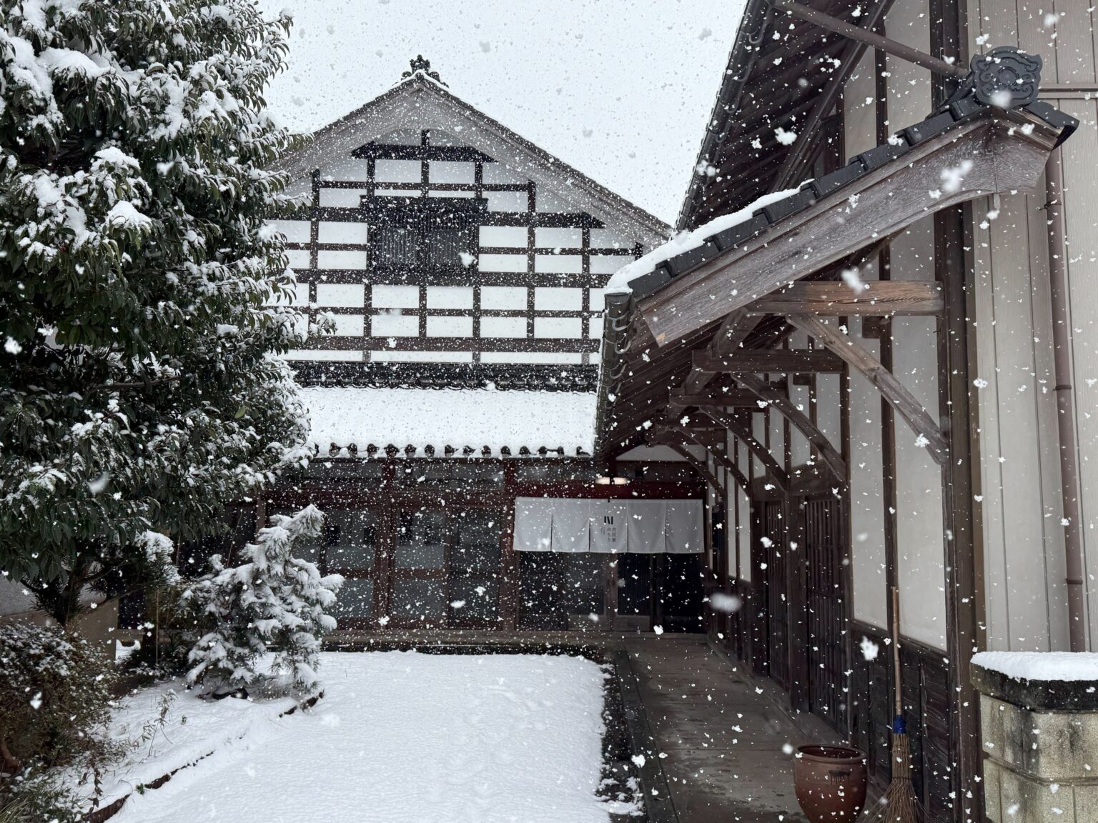 能登・七尾の築100年超古民家が一棟貸し宿に刷新、「古民家のらり」2026年2月開業