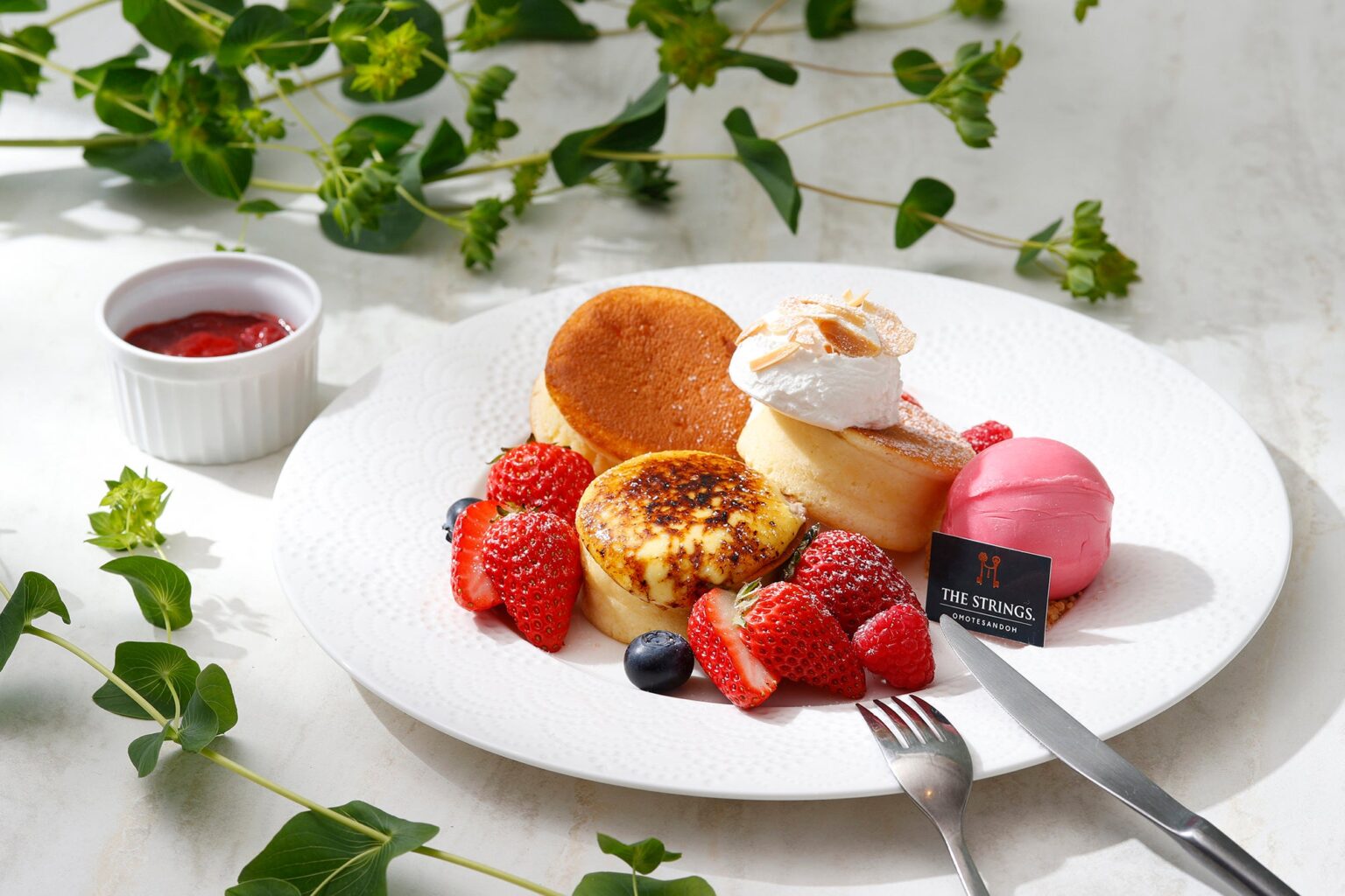 表参道ゼルコヴァ、いちごを3種で味わう「トリプルリッチパンケーキ」4/1開始