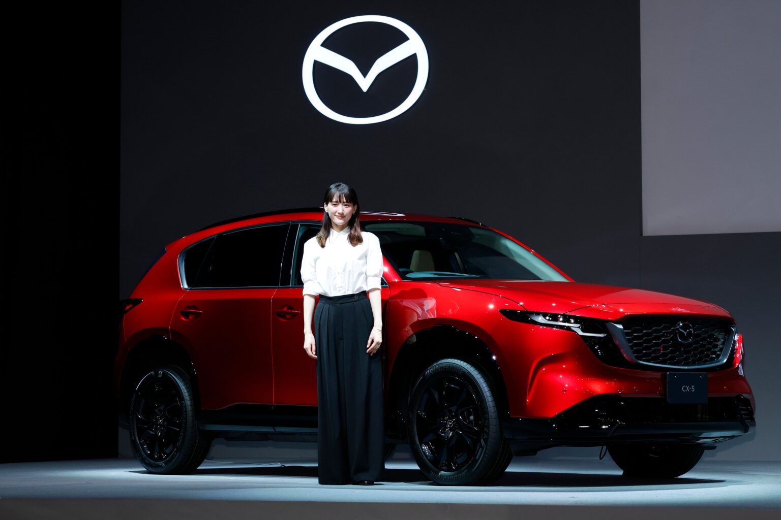 マツダ、新型「MAZDA CX-5」発売 渋谷で発表会、綾瀬はるかが車内デモ披露