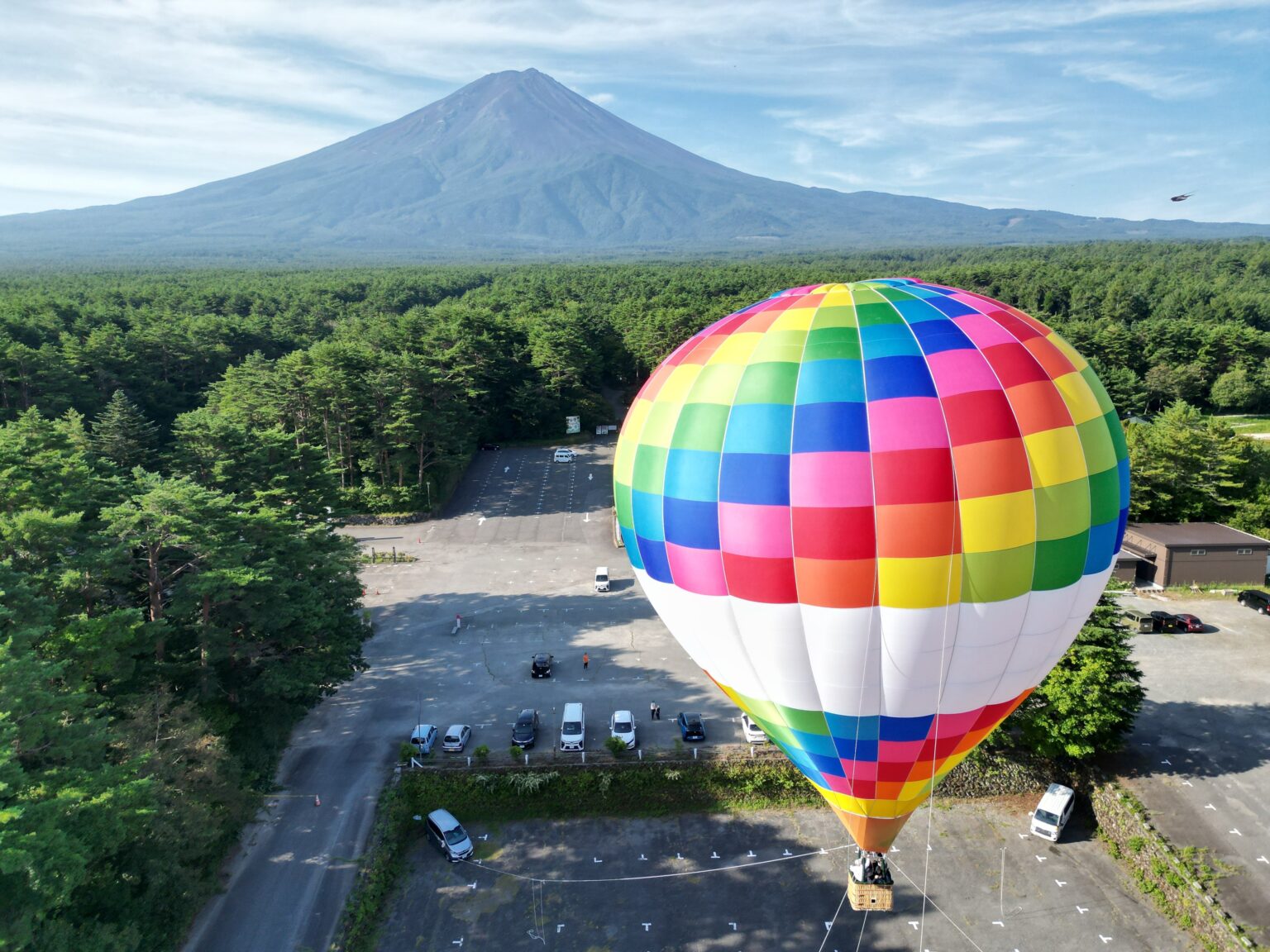 富士北麓で係留熱気球体験、上空約15mから富士山を観賞 5月末に2会場で開催