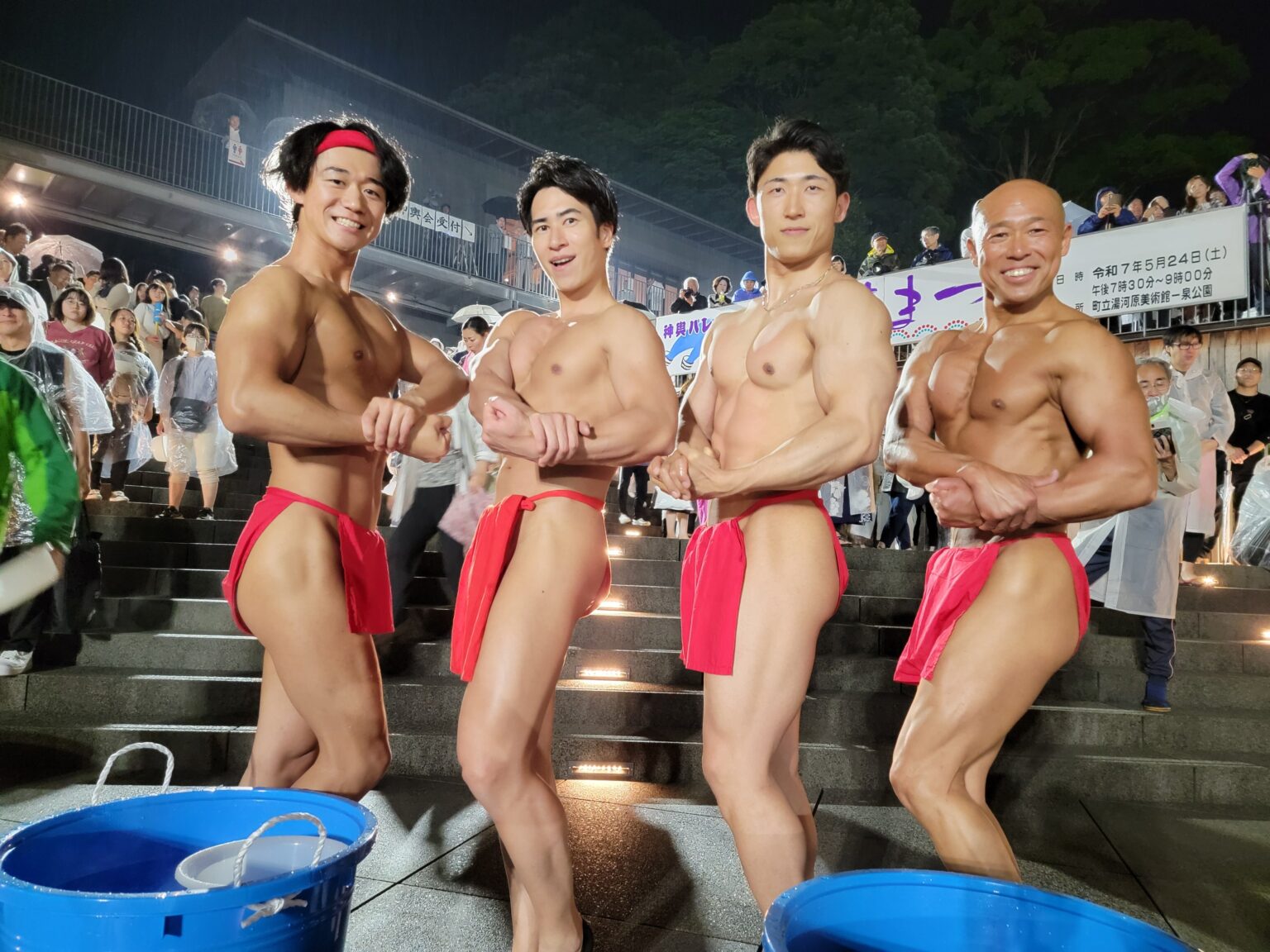 湯河原「湯かけまつり」に筋肉紳士集団ALLOUT出演、約60tの湯かけ神輿をマッスル演出