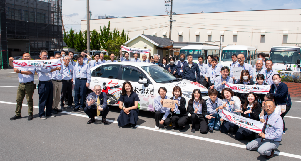 掛川自動車学校、三木つばき選手の報告会開催 ラッピング教習車「三木つばき号」も披露
