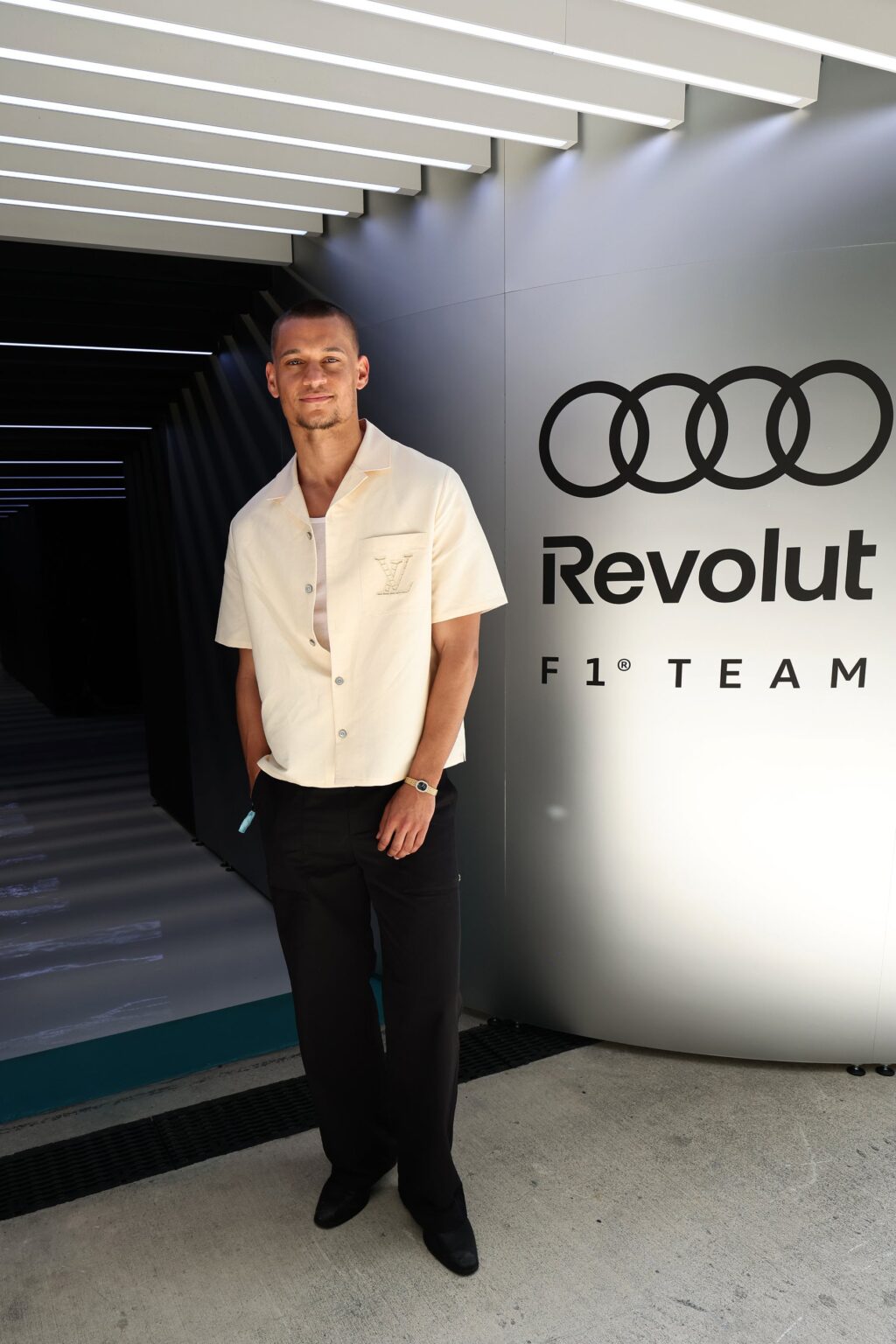 ティリク・ウィザーズ、F1マイアミGPでルイ・ヴィトン着用 刺繍シャツに黒のパンツとブーツ