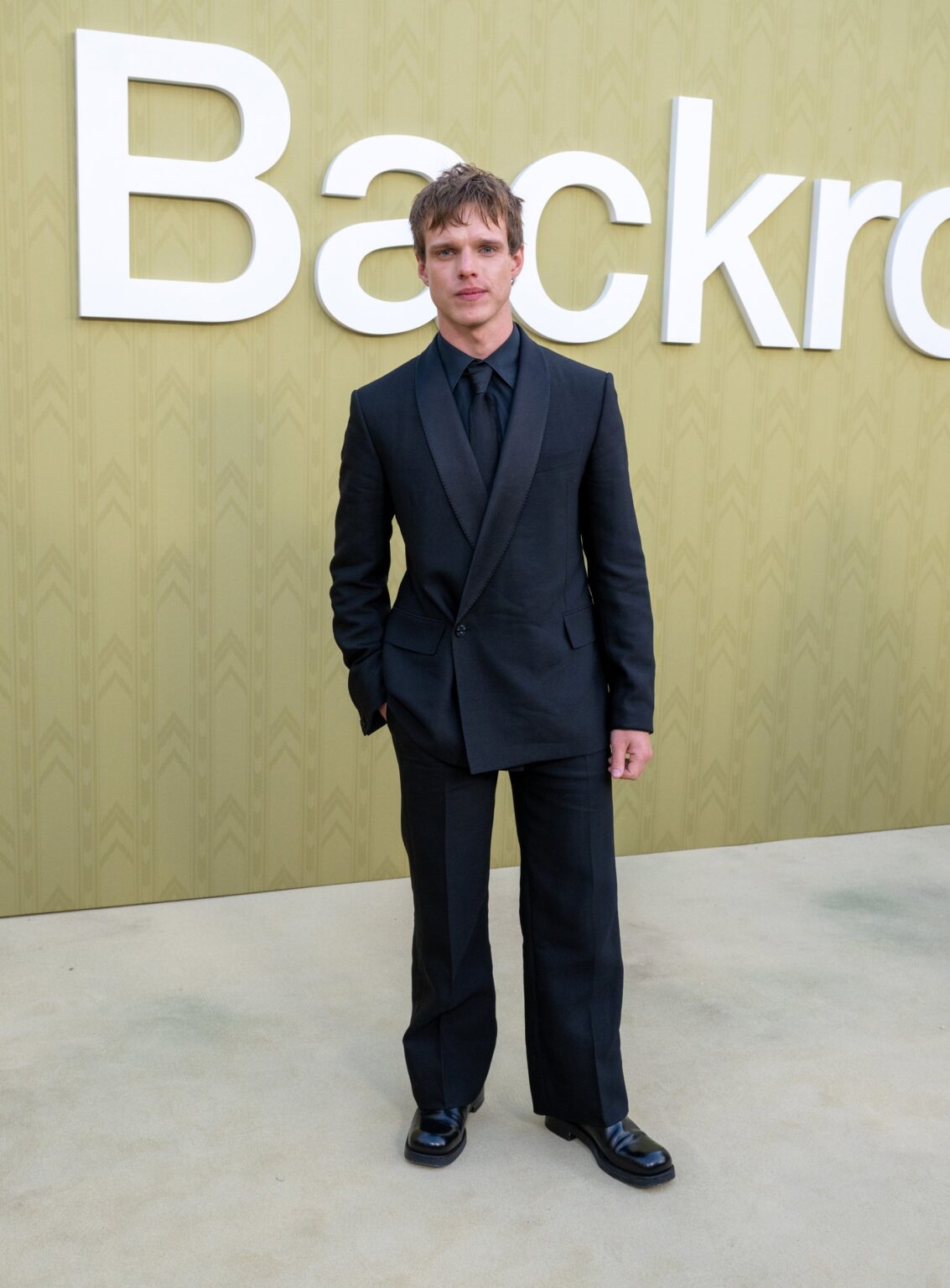 フィン・ベネット、「Backrooms」LAプレミアでルイ・ヴィトンの黒タキシード姿