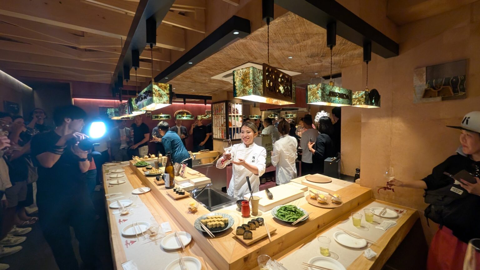 仁淀川町産木材の寿司店「鮨祝Sushi Iwai」バンコクで完成、和建設が木部設計と施工監修