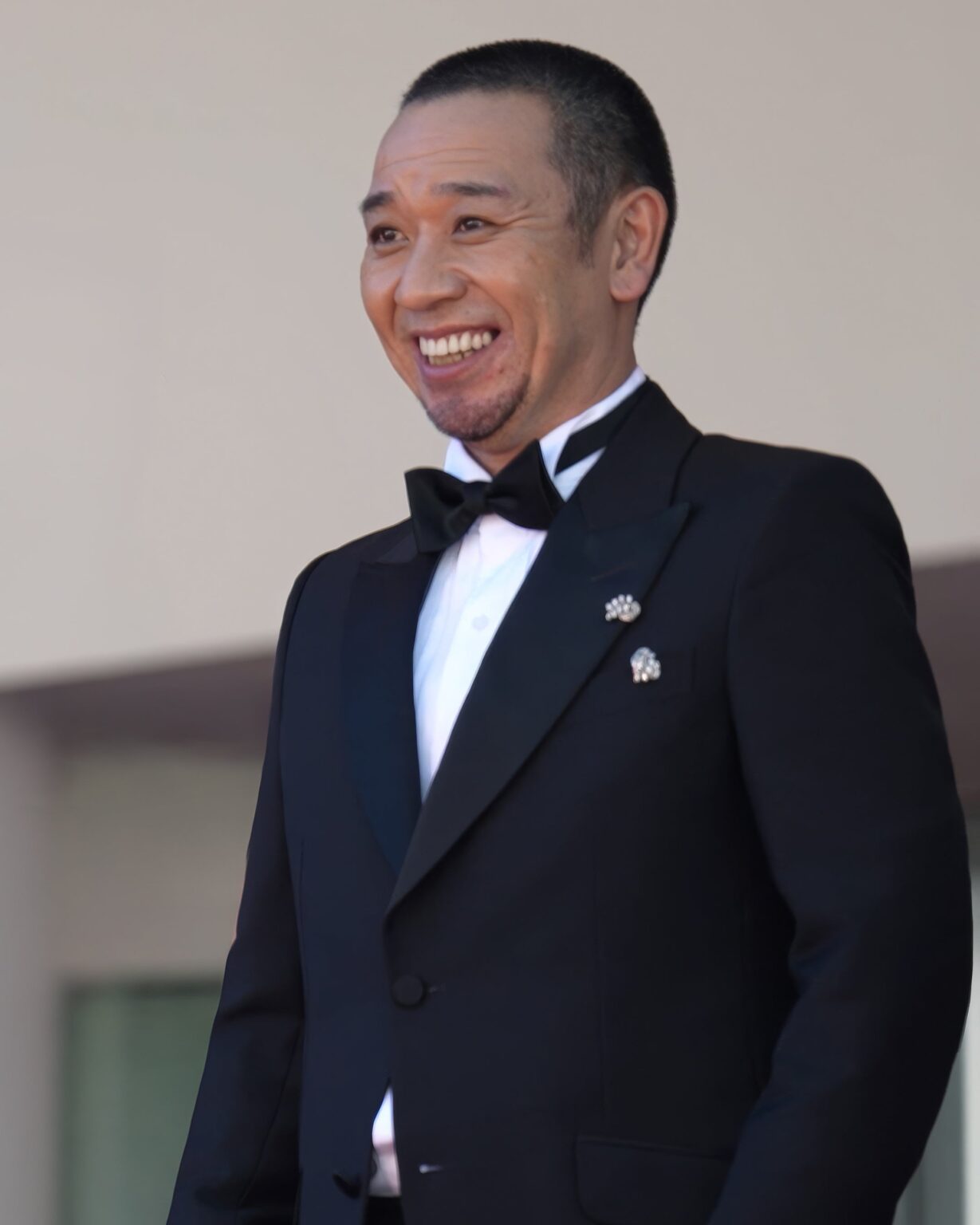 カンヌ映画祭レッドカーペットで千鳥大悟らがショーメ着用、1942年ブローチも登場
