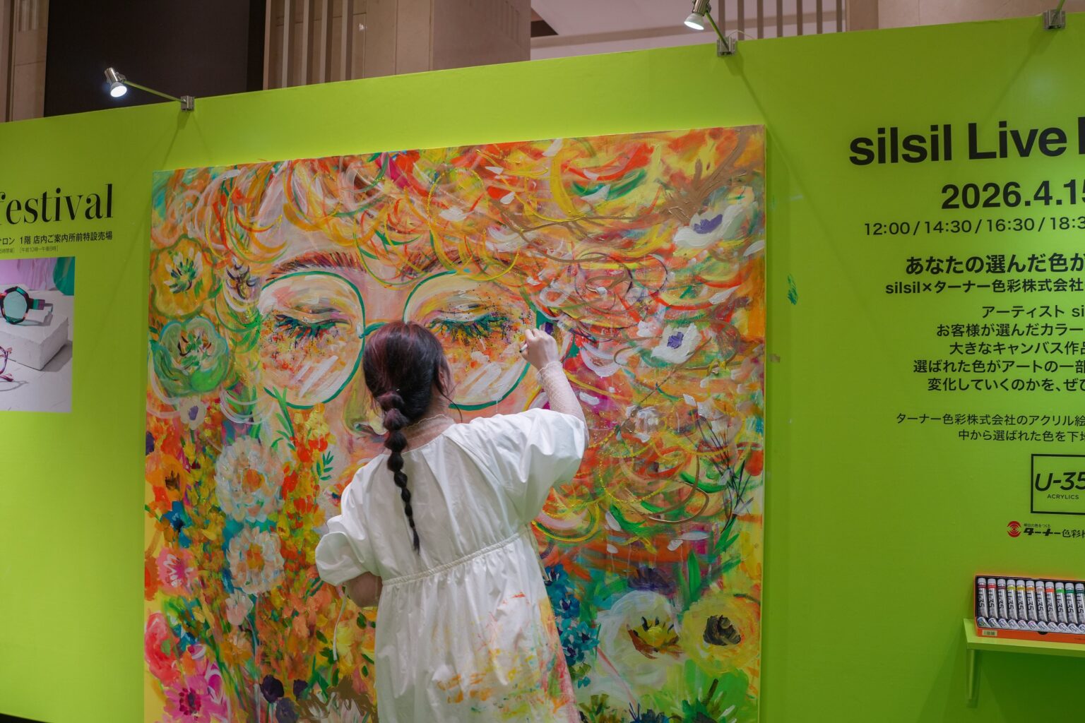 大丸京都店でsilsilライブペインティング第3弾、投票で決めた「気分が上ル色」を制作