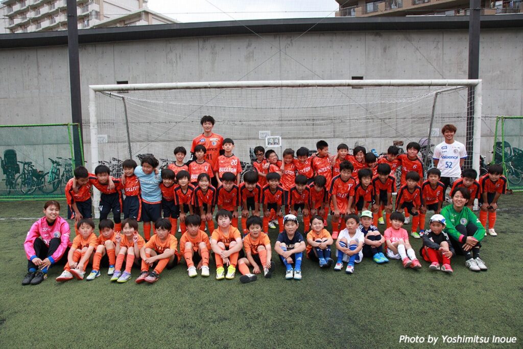 南葛SC、葛飾で少年団約50人と交流会 止める・蹴る・運ぶを重点指導