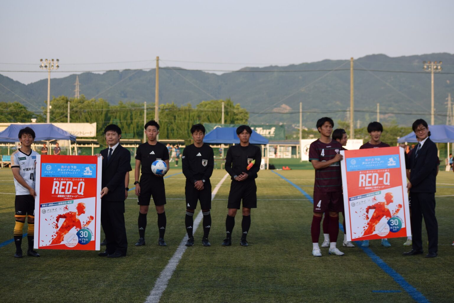 佐藤薬品工業、関西サッカーリーグ会場で塩分補給サプリ「RED-Q」を両チームに提供